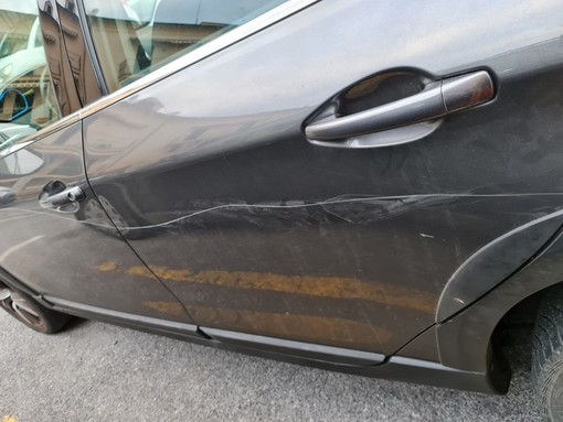 Aurigo, vandalizzate decine di auto nel centro del paese: l’autore prende di mira i veicoli nuovi