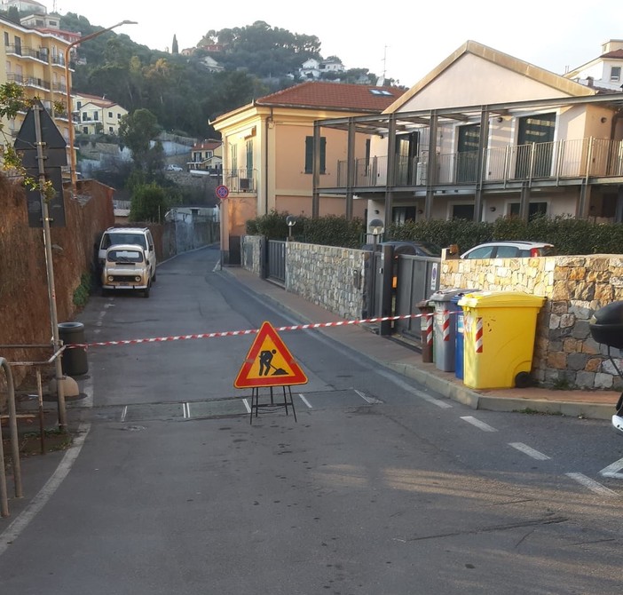 Imperia, lavori in via Paoletti: nessun avviso ai residenti e quartiere isolato