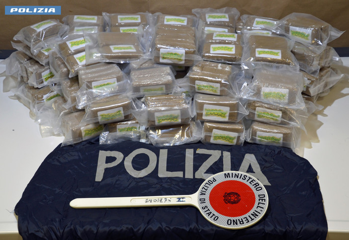 Ventimiglia, aveva 22,5 kg di hashish: straniero arrestato al casello autostradale