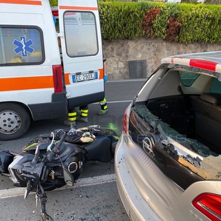 Sanremo: perde il controllo della moto e si schianta contro un'auto posteggiata (foto)