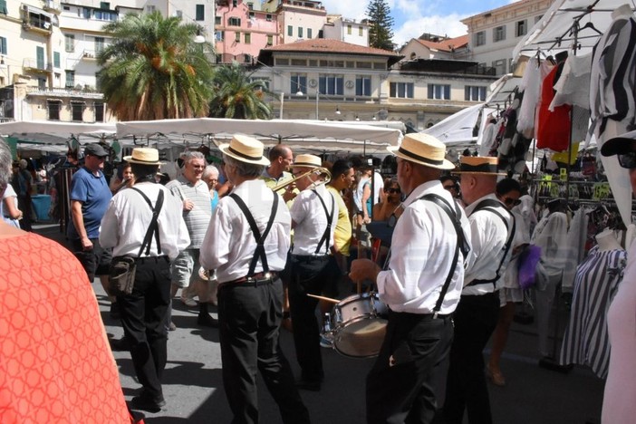 UnoJazz Sanremo 2018: incursione jazz al mercato del martedì in attesa della prima serata della rassegna internazionale (Foto e Video)