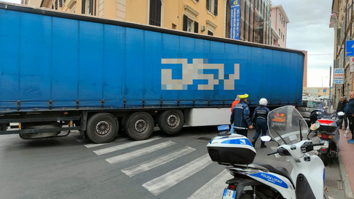 Imperia, camion incastrato in pieno centro: traffico in tilt, arriva la polizia locale