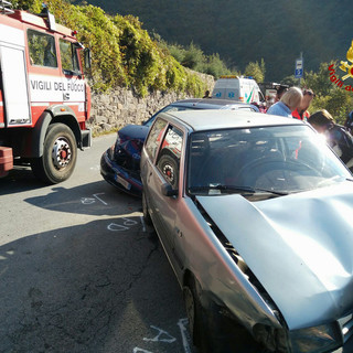 Badalucco: scontro tra auto sulla SP548, mobilitazione di soccorsi. Una donna trasferita al pronto soccorso