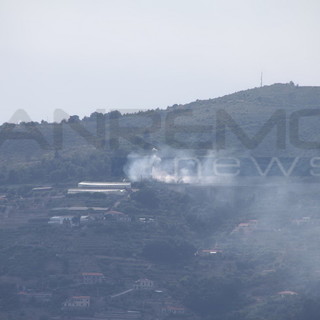 Bordighera: incendio boschivo nella zona di Montenero vicino all'autostrada, in azione anche l'elicottero