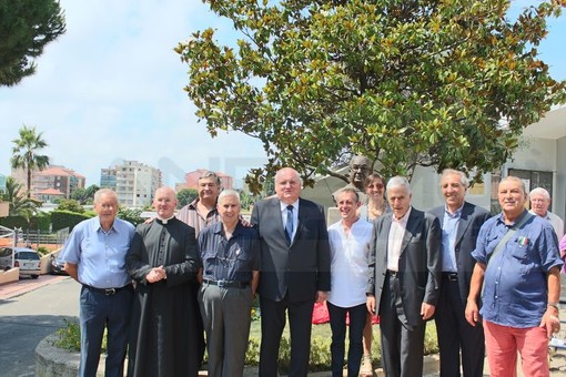 Vallecrosia: inaugurata la piazza intitolata a Mons. Francesco Palmero, numerose le autorità intervenute