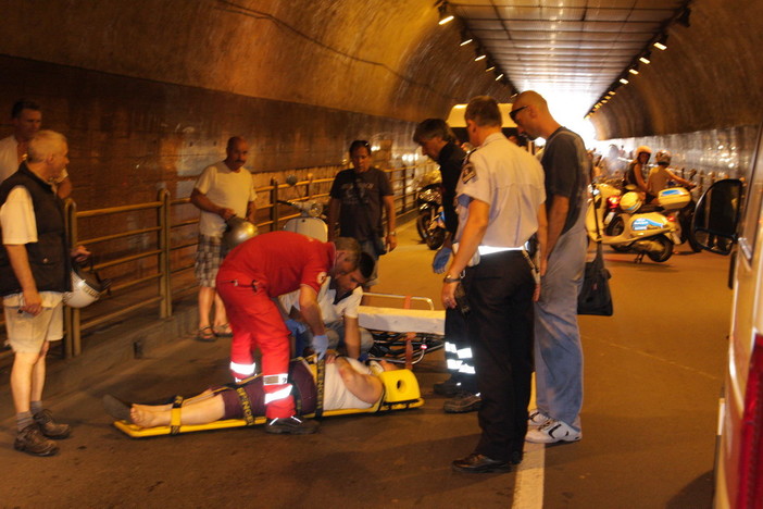 Sanremo: tamponamento tra due scooter in galleria Francia, donna 62enne portata in ospedale