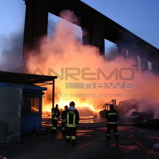 Sanremo: incendio distrugge deposito materiali e tre mezzi della Recup-Fer in valle Armea (FOTO e VIDEO)