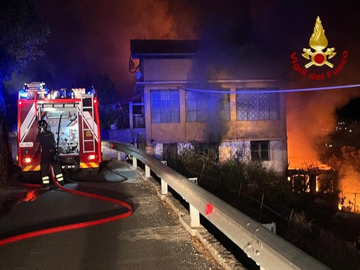 Ventimiglia, incendio in un'abitazione in via Due Camini: intervento dei vigili del fuoco (Foto)