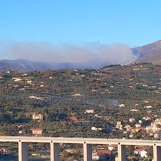 Incendio sul Monte Faudo,  in azione i mezzi aerei per domare le fiamme (video)