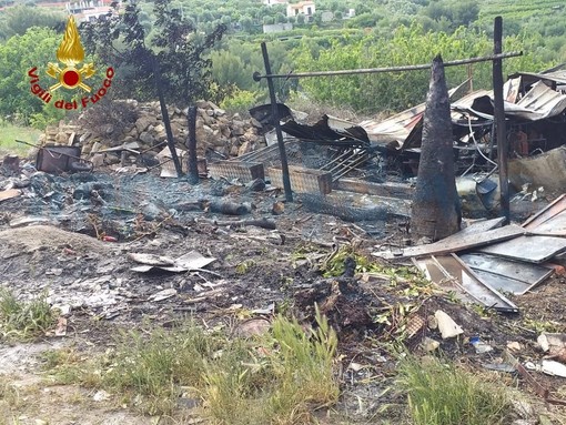 Costarainera: incendio a un magazzino adibito a ricovero attrezzi, intervento dei Vigili del Fuoco