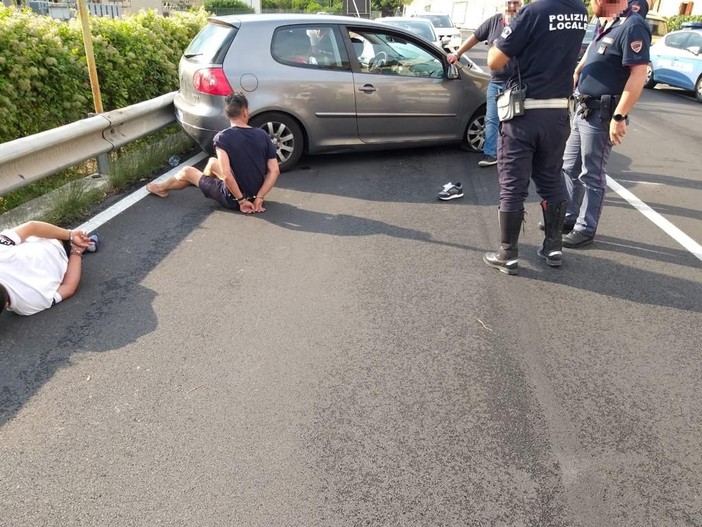 Ventimiglia: favoreggiamento all’immigrazione clandestina, denunciati da Polizia di Stato e Polizia Locale i due stranieri fermati in corso Limone Piemonte sabato scorso