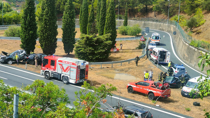 Grave incidente in autostrada a Imperia: il bilancio è di tre feriti (foto)