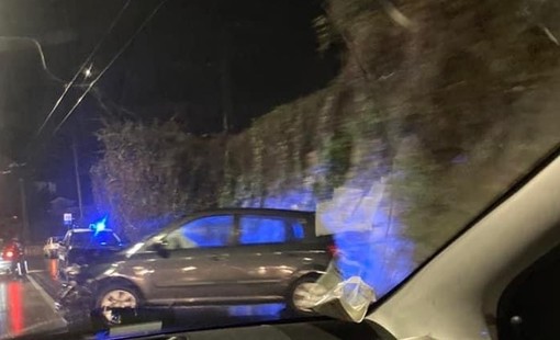 Bordighera, incidente sulla Statale: si teme che l’auto possa prendere fuoco, intervento dei pompieri