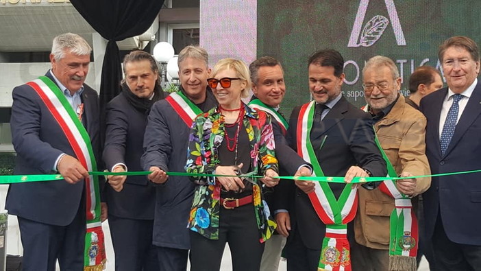 Bagno di folla questa mattina a Diano Marina per l'inaugurazione di &quot;Aromatica, profumi e sapori della Riviera Ligure&quot; (Foto e Video)