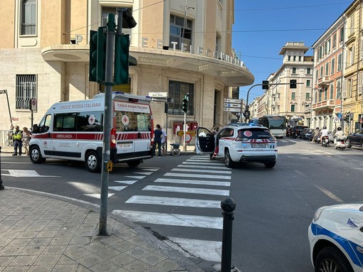 Sanremo, turista travolta mentre attraversa sulle strisce: è grave (foto)