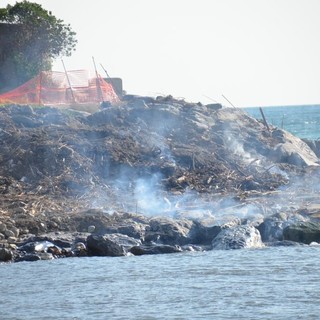 Arma di Taggia: catasta di legna e cartone a fuoco stanotte vicino al cantiere nautico, intervento dei Vigili del Fuoco