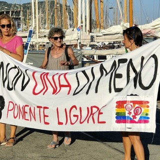 'Ti ho detto no', flash mob e sfilata di &quot;Non una di Meno&quot; alle Vele di Imperia (foto)