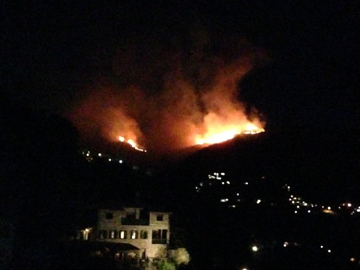 Incendio di sterpaglie nella zona di Conio: sul posto l'intervento della Forstale e dei Vigili del Fuoco