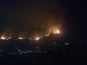Sanremo: cresce il fronte dell'incendio di Verezzo, le fiamme sopra le case