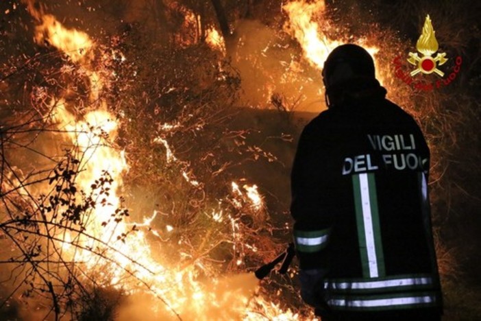 Dichiarato lo stato di pericolosità per gli incendi boschivi: il manifesto con tutte le indicazioni