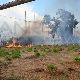 Sanremo: spento in tarda serata l'incendio di via Buonmoschetto e via Padre Semeria, piantonato tutta la notte (Foto e Video)