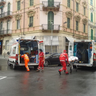 Sanremo: auto si scontra contro un'ambulanza. Curioso e fortunatamente senza gravi conseguenze, incidente in via Roma