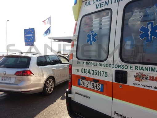 Ventimiglia: tamponamento al confine ‘per i controlli’, coinvolte due auto ma il ferito non è grave