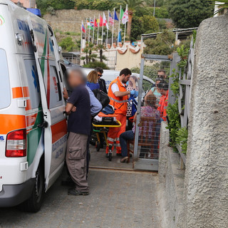 Sanremo: scooter investe un pedone sulla statale Aurelia a La Vesca, due donne portate in Ospedale