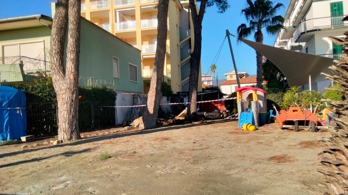 Diano Marina, incendio ai bagni 'Gabriella': a fuoco una parte dello stabilimento