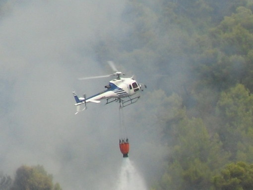 Ventimiglia: due vasti incendi in contemporanea tra Airole e Trucco, minacciate diverse case