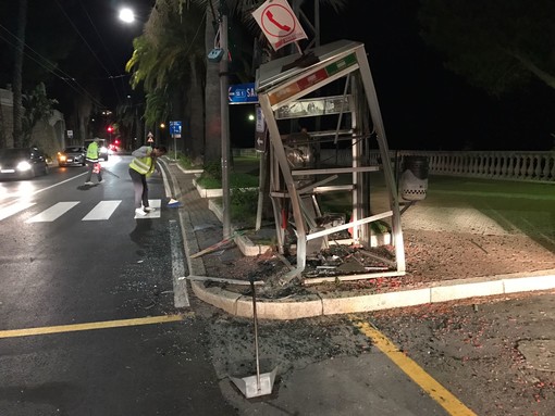 Ospedaletti: auto &quot;pirata&quot; travolge una cabina telefonica in corso Regina Margherita e si dà alla fuga