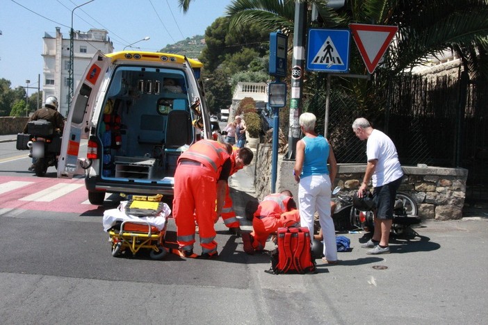 Sanremo: incidente in corso Marconi, passante aiuta i soccorsi dirigendo il traffico