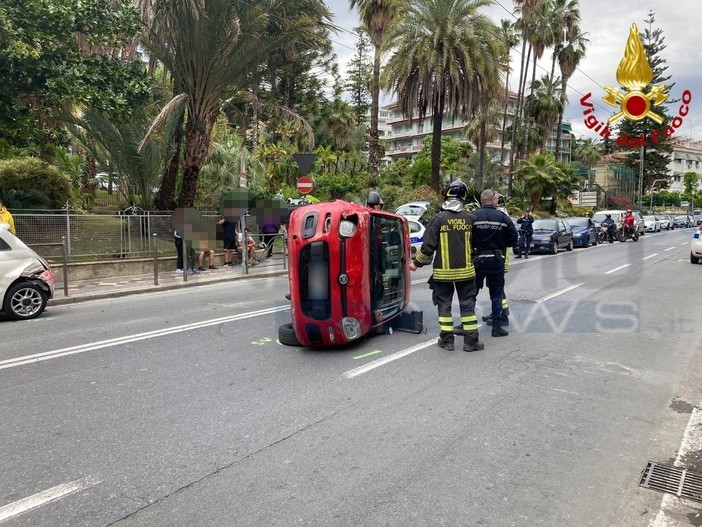 Sanremo: malore alla guida, giovane si ribalta di fronte al Comune e si scontra con un’auto. Lievi ferite per entrambi (foto)
