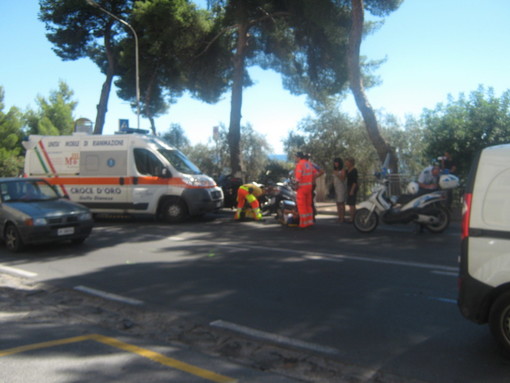 Imperia: incidente di fronte a Palazzo civico, ferito scooterista finito contro la portiera aperta di una Mercedes