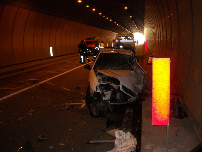 Incidente sulla Strada Statale 28: anziano finisce contro un tir