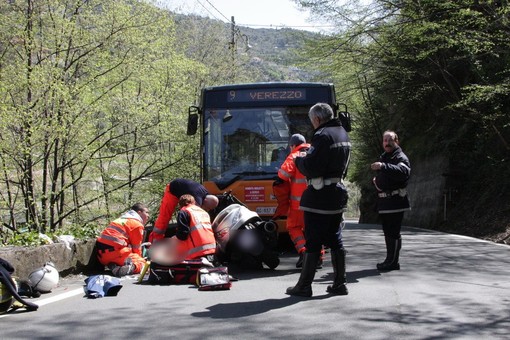 Sanremo: 47enne colto da malore alla guida dello scooter si schianta contro una corriera