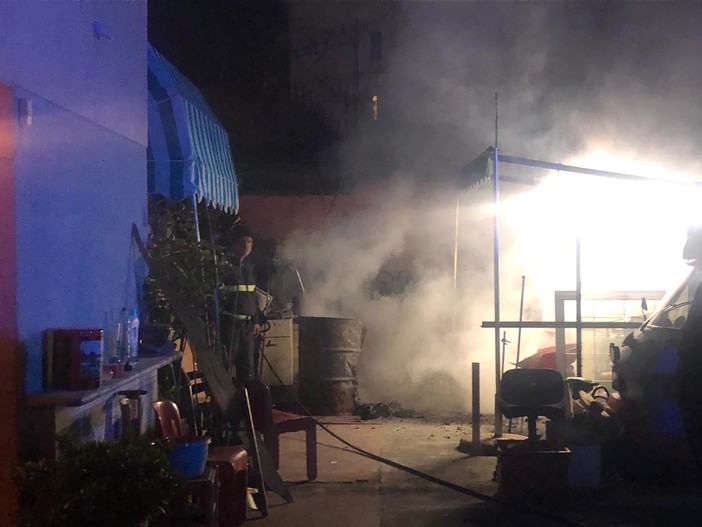 Imperia, ennesimo incendio alle 'case parcheggio' in via Airenti. Gagliano: &quot;Non tolleriamo più gesti simili. Agenti già al lavoro per risalire agli autori&quot; (foto e video)