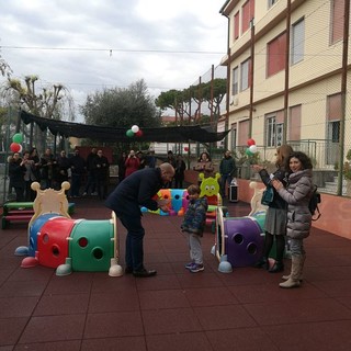 Ventimiglia: rinnovata l’area giochi della Scuola di Nervia, stamattina l'inaugurazione con il Sindaco Enrico Ioculano
