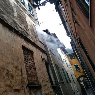 Badalucco: canna fumaria genera principio d'incendio nel sottotetto di un'abitazione di via U. Secondo (Foto)