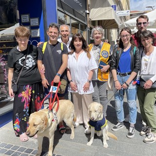 Famiglia svizzera “Puppy Walker” in visita a Sanremo per il magico incontro con la coppia non vedente Michela e Pierluigi (Foto)