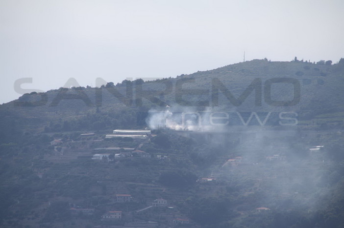 Bordighera: incendio boschivo nella zona di Montenero vicino all'autostrada, in azione anche l'elicottero