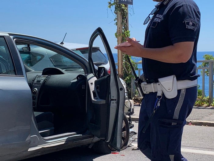 Sanremo: 88enne perde il controllo dell'auto e si schianta su alcuni mezzi posteggiati all'altezza di Capo Nero (Foto)