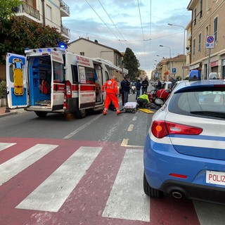 Bordighera, incidente in via Vittorio Emanuele: donna travolta sulle strisce pedonali (foto)