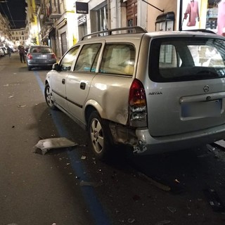 Ventimiglia, incidente in via Cavour, distrutte alcune auto: il conducente ha tentato di scappare (foto)