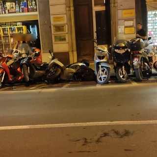 Sanremo, con l'auto fa 'filotto' di scooter in via Roma