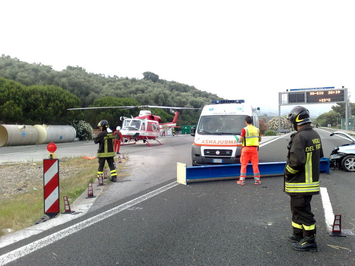 Incidente in autostrada: furgoncino tampona pullman, 24enne sfonda il parabrezza con la testa