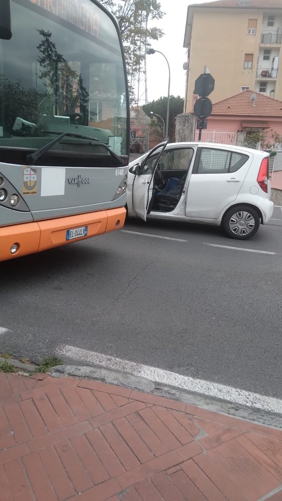 Imperia, scontro tra auto e bus della Riviera Trasporti in via Martiri della Liberta: un ferito (foto)