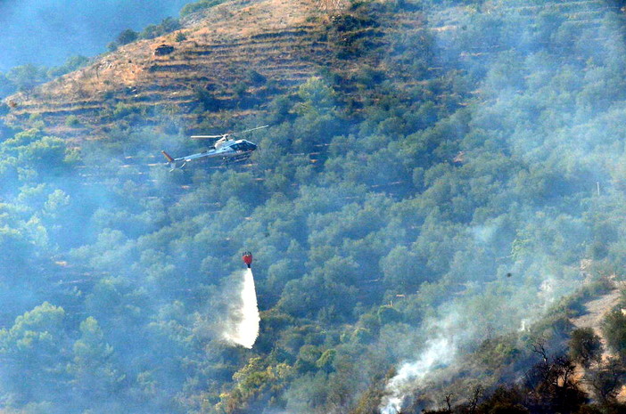 Civezza: vasto incendio vicino alle case in zona '5 burche', intervento degli elicotteri (FOTO e VIDEO)