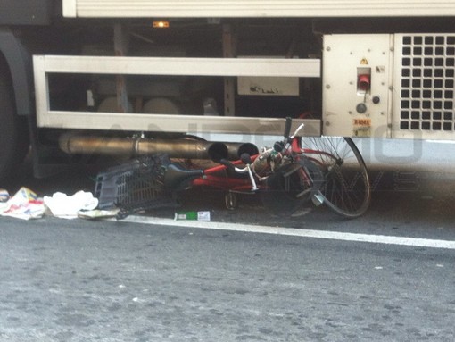 Ventimiglia: ciclista travolto da un camion in pieno centro ma le conseguenze sono lievi