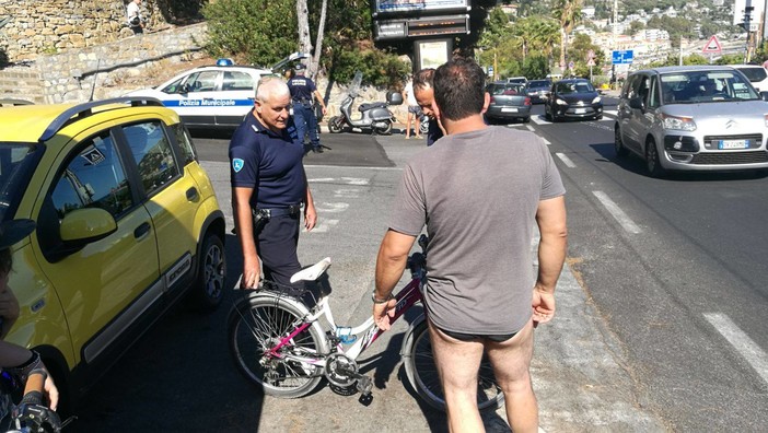 Ospedaletti: incidente sull'Aurelia. Scontro tra un bambino in bici e un uomo in scooter